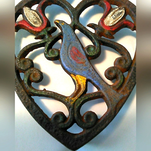 VINTAGE 1950S TRIVET POT HOLDER CAST IRON W/ BIRD & FLOWERS 8 X 5 (READ SCRIPT) - Picture 2 of 5